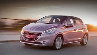 Радуемся вместе с родителями появлению малыша Peugeot 208