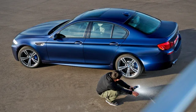 Рассматриваем с разных сторон спортседан BMW M5