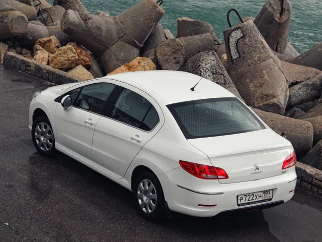 Вживаемся в шкуру владельца седана Peugeot 408
