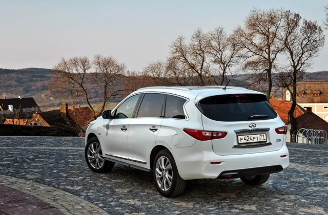 Подорожуємо країною семи вождів на Infiniti JX35