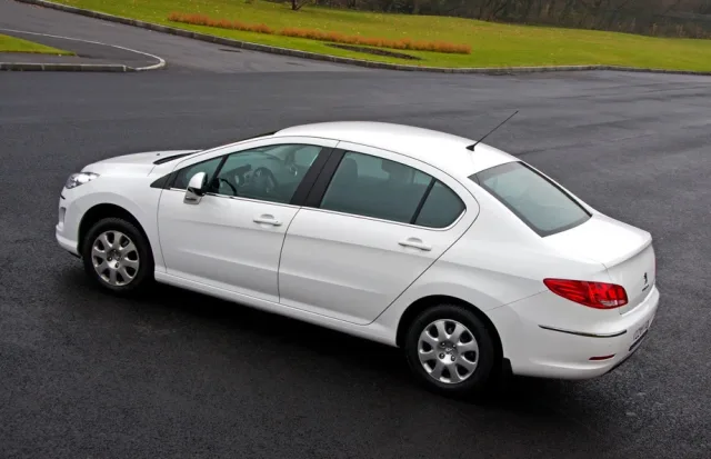 Дивимось на седан Peugeot 408 під різними кутами