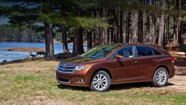 Weaving between classes in the Toyota Venza crossover