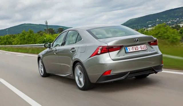 Влюбляемся со второго взгляда в новый Lexus IS