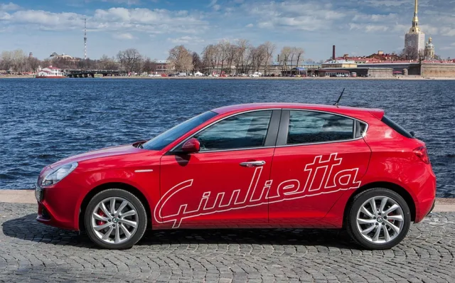 Гуляємо Петербургом з «італійкою» Alfa Romeo Giulietta
