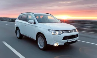 Comparing Mitsubishi Outlander V6 3.0 with the more modest 2.4 version