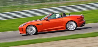 Насолоджуємося голосом 500-сильного родстера Jaguar F-type V8S