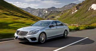 Roaring in the all-weather super sedan Mercedes S 63 AMG 4Matic