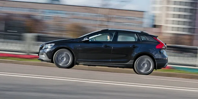 Шкодуємо про тісноту в хетчбеку Volvo V40 Cross Country