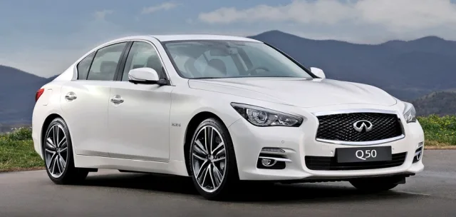 З жахливим інтересом крутимо кермо в седані Infiniti Q50