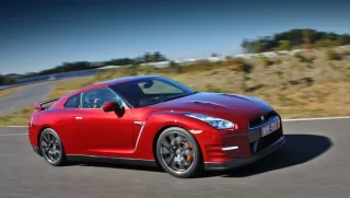Побіжно знайомимося з оновленим суперкаром Nissan GT-R