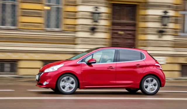 Рассекаем по Вильнюсу на хэтче Peugeot 208 с модернизированным «роботом»