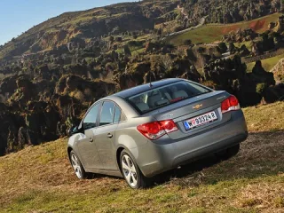 Дизайнбургер. По какому рецепту приготовлен седан Chevrolet Cruze?