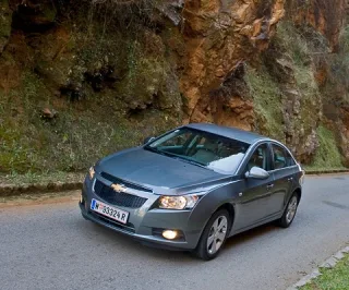 Дизайнбургер. По какому рецепту приготовлен седан Chevrolet Cruze?