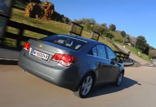 Дизайнбургер. По какому рецепту приготовлен седан Chevrolet Cruze?