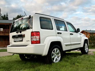 По узбіччю. Займаємось софт-роудом на позашляховику Jeep Cherokee