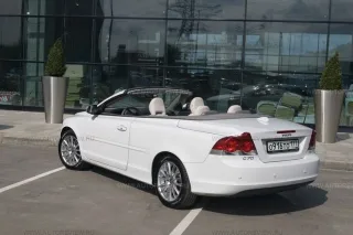 Windy. Ford Focus Coupe-Cabriolet, Opel Astra TwinTop, Volkswagen Eos and Volvo C70