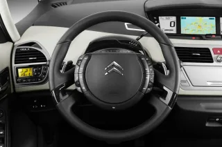 Citroen С4 Picasso: пейзаж у сонячних тонах