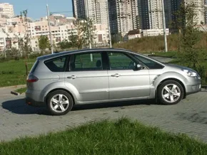 Ford S-MAX: Семейная жизнь в движении