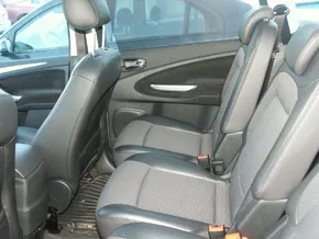 Ford S-MAX: Семейная жизнь в движении