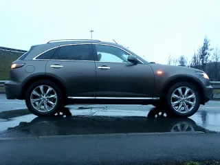 Infiniti FX: Спорткар з великими колесами
