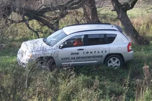 Jeep Compass: стрелка показывает в сторону дивана