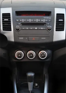 Mitsubishi Outlander XL: Паркетный проходимец