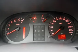 Renault Symbol: Перемога над стійкою