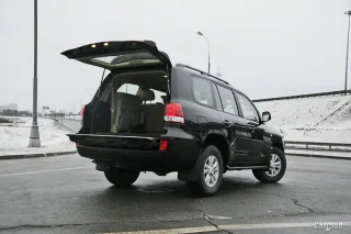 Toyota Land Cruiser 200: Не ідеальний