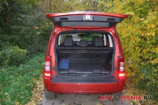Dodge Nitro RT 4.0. A stylish guy in a fashionable body kit.