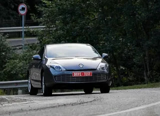 Одно купе до дачи. Внимаем странным звукам из-под капота купе Renault Laguna