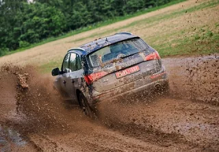 Князи в грязи. Audi Q5 и Mercedes GLK выясняют отношения