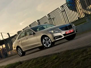 Однополярний світ. Зіштовхуємо лобами Mercedes E-класу, Audi A6 та Lexus GS