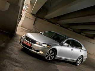 Однополярний світ. Зіштовхуємо лобами Mercedes E-класу, Audi A6 та Lexus GS