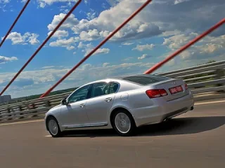 Однополярний світ. Зіштовхуємо лобами Mercedes E-класу, Audi A6 та Lexus GS