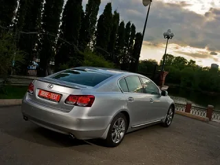 Однополярний світ. Зіштовхуємо лобами Mercedes E-класу, Audi A6 та Lexus GS