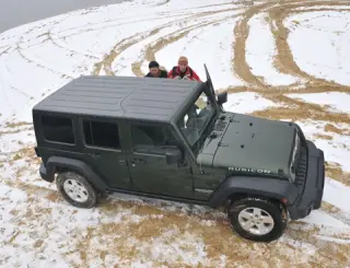 Мёртвые головы. Сталкиваем в грязь Land Rover Defender и Jeep Wrangler