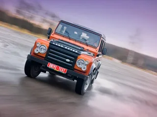 Мёртвые головы. Сталкиваем в грязь Land Rover Defender и Jeep Wrangler