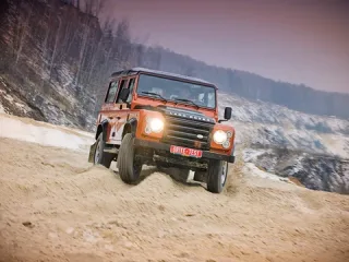Мёртвые головы. Сталкиваем в грязь Land Rover Defender и Jeep Wrangler