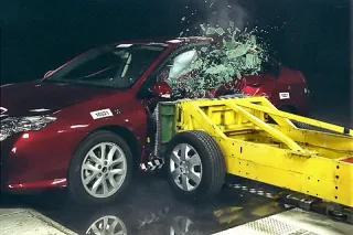 Not perfume and not a tie.... Renault Laguna III reminds us of Mayakovsky