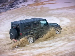 Мёртвые головы. Сталкиваем в грязь Land Rover Defender и Jeep Wrangler