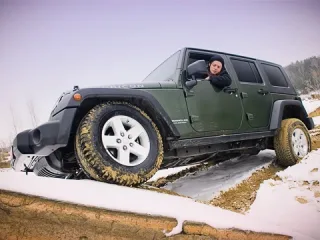 Мёртвые головы. Сталкиваем в грязь Land Rover Defender и Jeep Wrangler