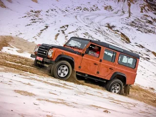 Мёртвые головы. Сталкиваем в грязь Land Rover Defender и Jeep Wrangler