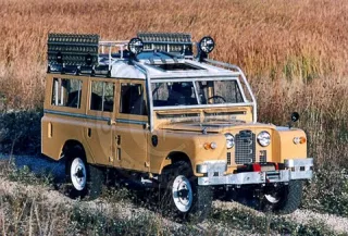 Мёртвые головы. Сталкиваем в грязь Land Rover Defender и Jeep Wrangler