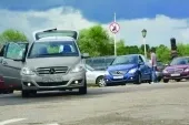 А і В сиділи на трубі