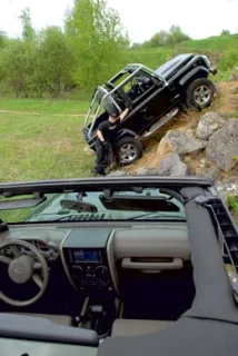 Land Rover Defender 90 SVX проти Jeep Wrangler Rubicon