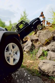 Land Rover Defender 90 SVX проти Jeep Wrangler Rubicon