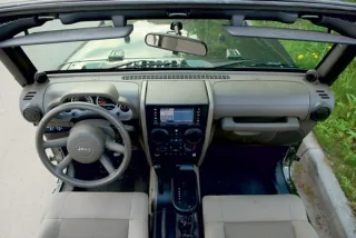 Land Rover Defender 90 SVX проти Jeep Wrangler Rubicon