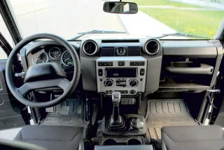 Land Rover Defender 90 SVX проти Jeep Wrangler Rubicon