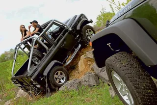 Land Rover Defender 90 SVX проти Jeep Wrangler Rubicon