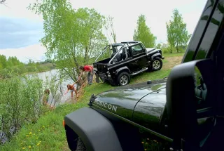 Land Rover Defender 90 SVX проти Jeep Wrangler Rubicon